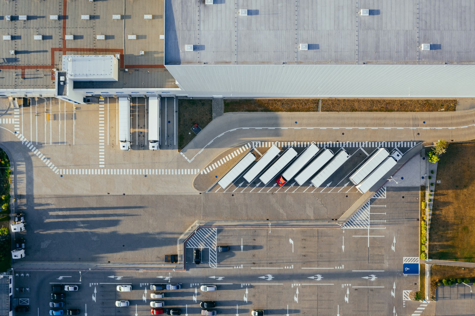 Vista aérea de un centro de distribución con camiones cargando