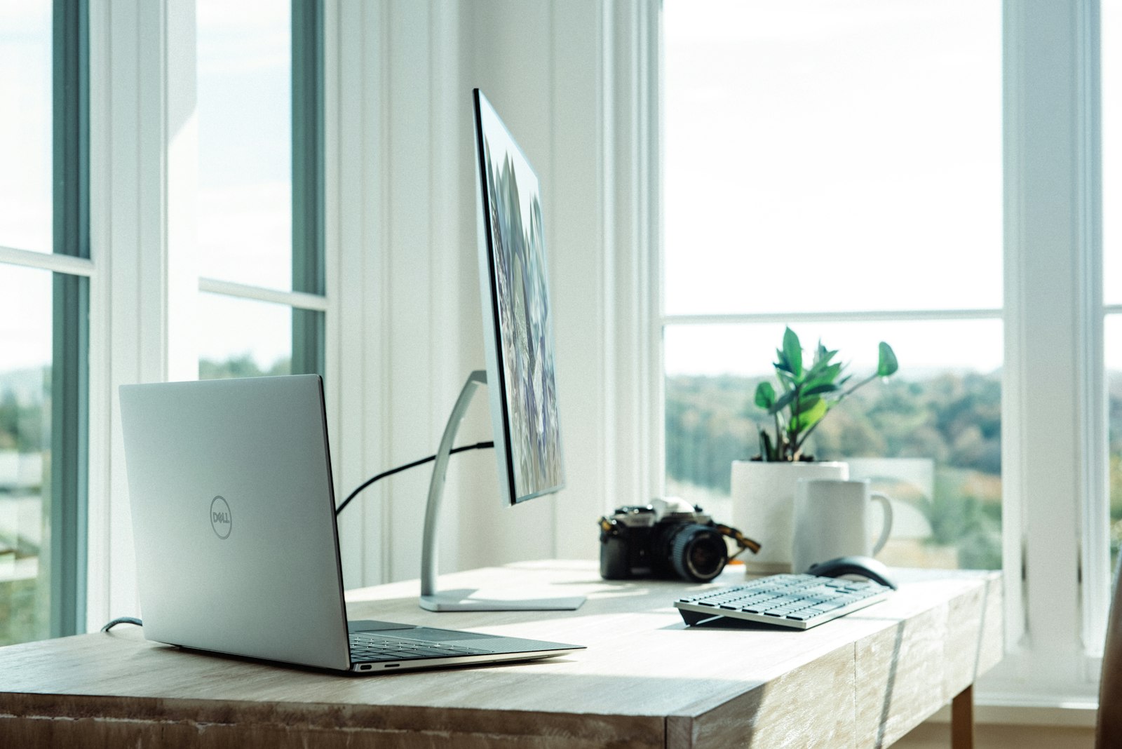 Espacio de trabajo digital con laptop y monitor para operar canales de venta