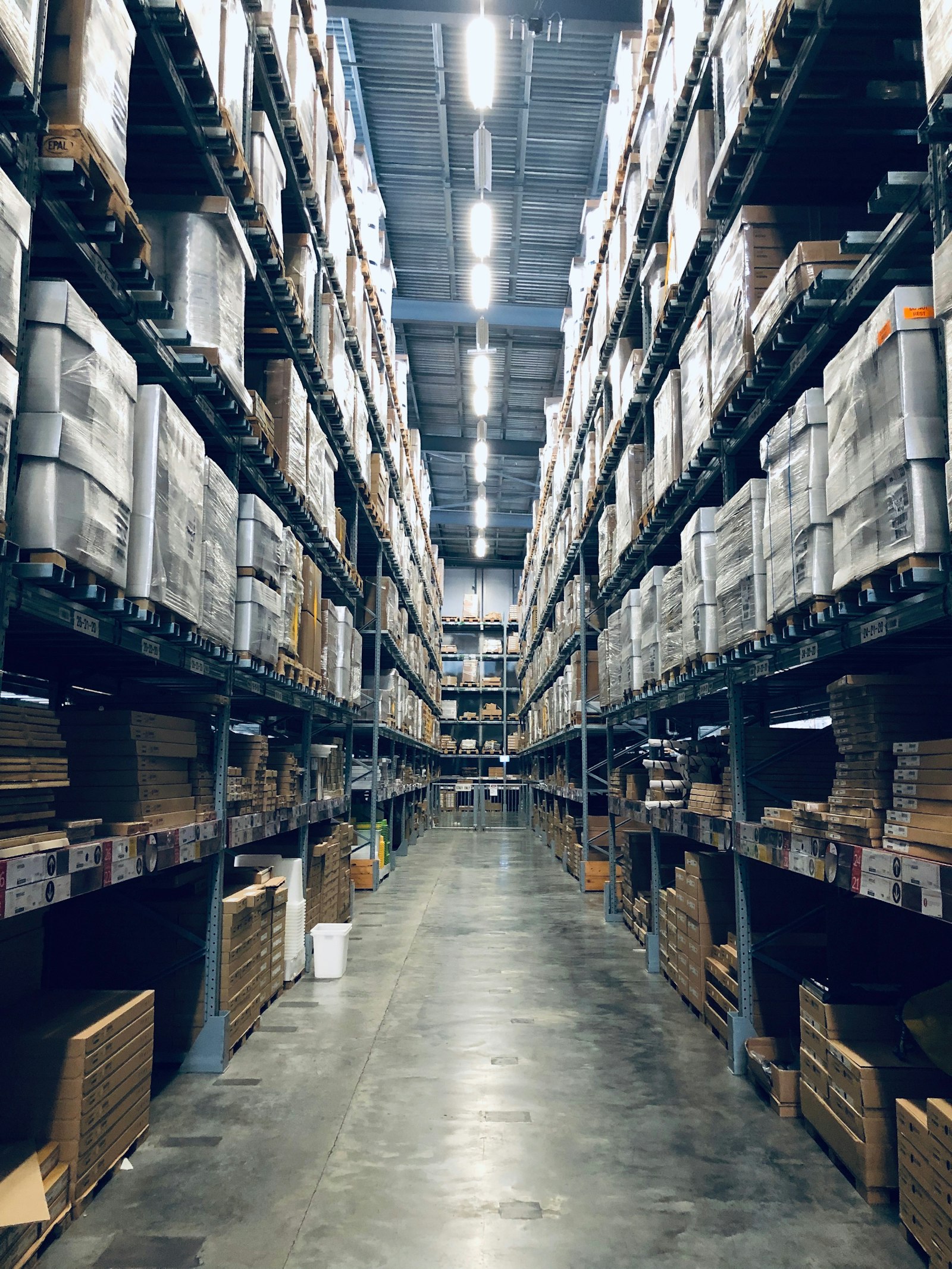 Pasillo de almacén logístico con estanterías llenas